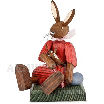 Hasenmädchen Kleid rot sitzend mit Puppe